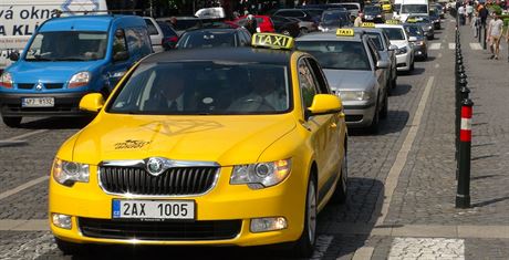Smutení jízdou centrem Prahy uctili taxikái památku dvou svých zavradných...
