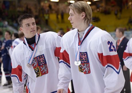 Filip Chlapík (vpravo) se stíbrnou medaili z mistrovství svta.