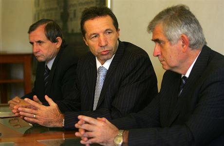 O hlasy se budou v Jihlav ucházet primátor Jaroslav Vymazal (ODS, uprosted) i jeho námstci Josef Kodet (KDU-SL, vlevo) a Rudolf Chloupek (SSD, vpravo).