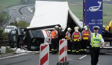 Pevrácený kamion na dálnici D5 u Ejpovic zablokoval oba jízdní pruhy ve smru...