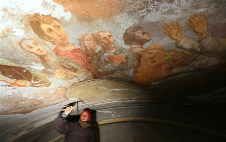 Asistenti restaurátorky Mileny Neáskové pracují na freskách v sedleckém