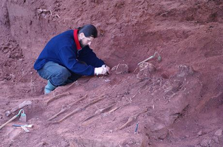 Archeologové a kriminalisté nali ostatky tí lidí v Rudníku na Trutnovsku,...