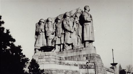 Stalinv pomnk na prask Letn byl dokonen v roce 1955 a stl tam do roku...
