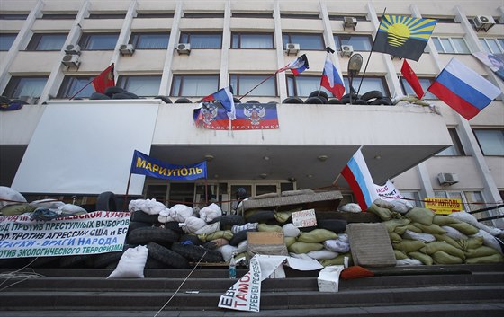 Radnice v Mariupolu, kterou obsadili prorutí separatisté (20. dubna 2014)
