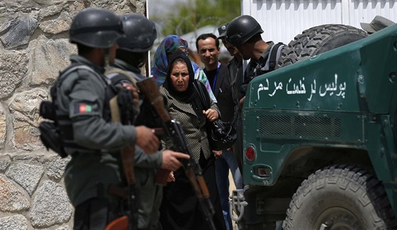 Afghántí vojáci ped nemocnicí Cure v Kábulu (24. dubna 2014)