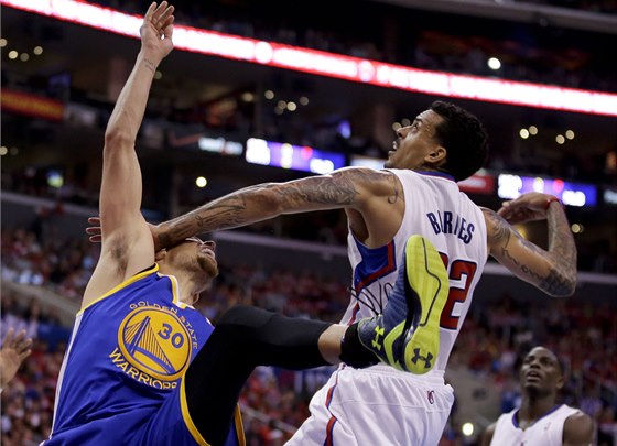 Matt Barnes (vpravo) z Los Angeles Clippers v souboji s Stephenem Currym z