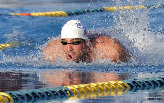 Michael Phelps a US Grand Prix v Arizon v závodu na 100 metr motýlek.