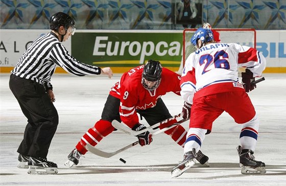 Semifinále hokejového mistrovství svta do 18 let esko (bílá) vs. Kanada. 