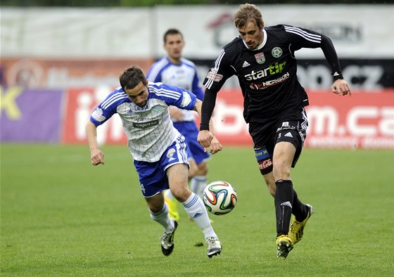 Píbramský obránce Milan Min (vpravo) a záloník Znojma David Helísek.