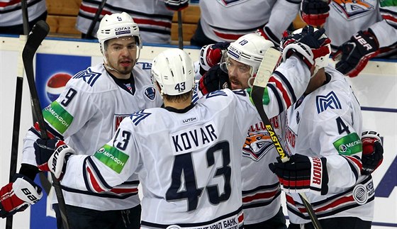 Hokejisté Magnitogorsku se radují z gólu.