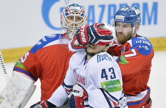 PROVOKATÉR. eský útoník Jan Ková z Magnitogorsku ve finále KHL proti Lvu