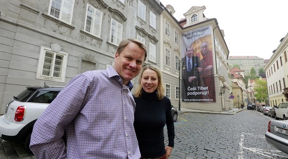 Martin Bursík a Kateina Jacques vyvsili ve Snmovní ulici bilboard na podporu...