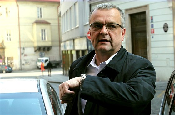 Miroslav Kalousek pi píchodu na výslech v kauze Nagyová. (23. dubna 2014)