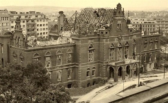 Vyhoelý Nmecký dm v Brn krátce ped zahájením demolice. Poár na jae 1945...