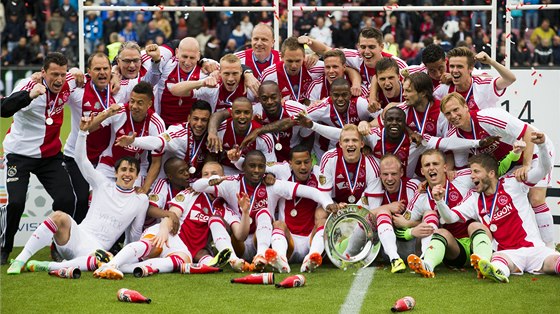 MISTI. Fotbalisté Ajaxu Amsterdam oslavují zisk mistrovského titulu.