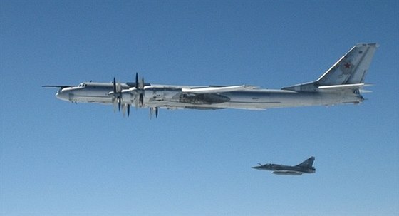 Pohyb ruských bombardér ve vzduném prostoru zemí NATO není výjimkou. Na snímku francouzský letoun Mirage s ruským Tu-95 u Islandu v roce 2012