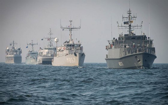 Formace válených lodí NATO vyplouvá do Baltského moe. V ele estonská...