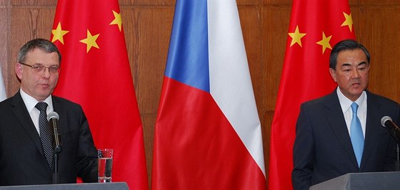 eský ministr zahranií Lubomír Zaorálek (vlevo) a jeho ínský protjek Wang I...