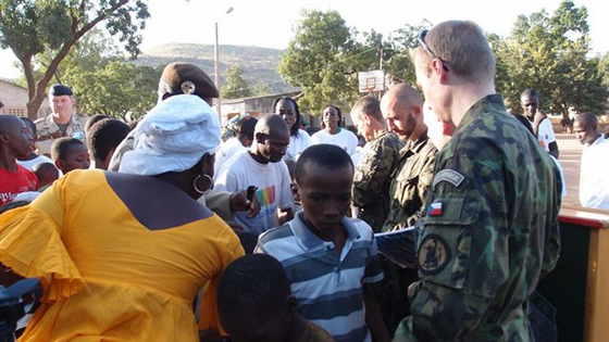etí vojáci se v Mali podílejí na distribuci humanitární pomoci. Jejich...
