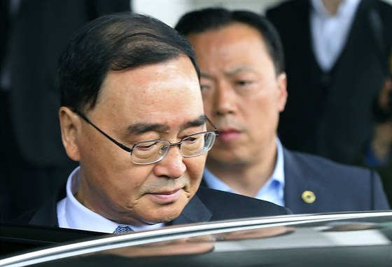 Korejský premiér pijal odpovdnost za okolnosti, které vedly k nehod, i za chyby úad pi záchranných operacích.