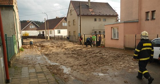 Strakonickou ulici Pohraniní stráe zaplavilo bahno do výky a 80 centimetr....