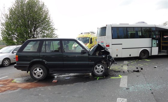 Kolize autobusu a dvou automobil u Rohatce na Hodonínsku. (21. dubna 2014)