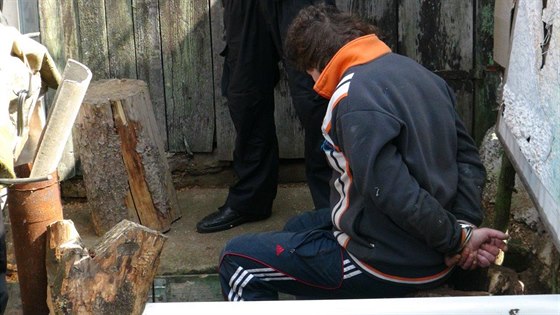 Policejní zásah v dom v Chotyi na Kolínsku v loském roce, kde tveice v ele s kytaristou kapely Plexis Janem Juklem (na snímku) vyrábla drogy.