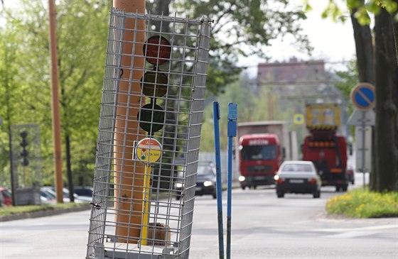 Dv nové svtelné kiovatky ídí dopravu v Jihlav. Semafory jsou sice...