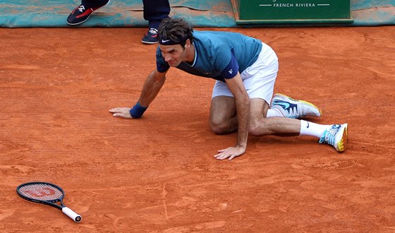NA KOLENOU. Roger Federer ve finále turnaje v Monte Carlu. 