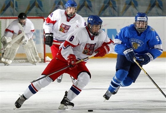 Luká Vopelka v dresu eské hokejové osmnáctky v utkání proti Finsku. 