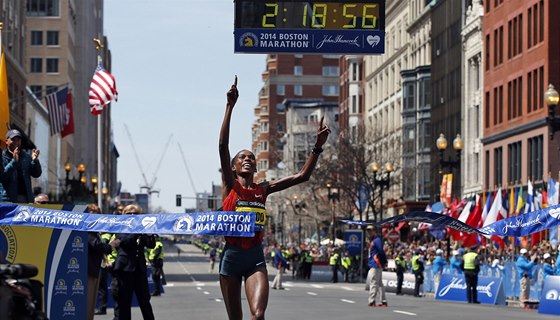 Keanka Rita Jeptoová vítzí v Bostonském maratonu. 