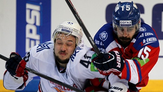 Jan Ková (vlevo) si zahraje tvrtfinále KHL