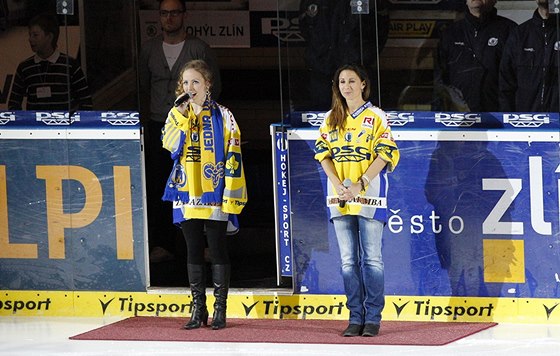 Markéta Peková (vlevo) zpívá hymnu ped finálovým zápasem ve Zlín.