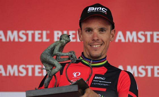 Philippe Gilbert s trofej pro vtze Amstel Gold Race.