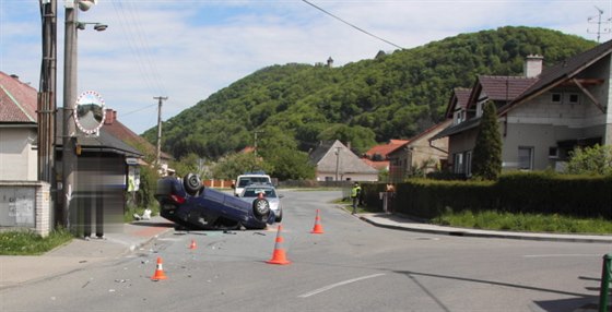 idika nedala v kiovatce pednost autu na hlavní silnici. Po stetu renault...