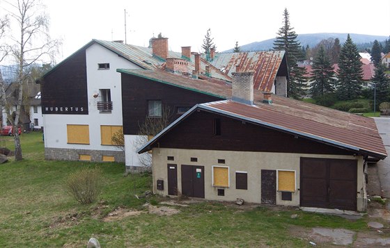 Harrachovu dlá hanbu hlavn kdysi slavný hotel Hubertus.