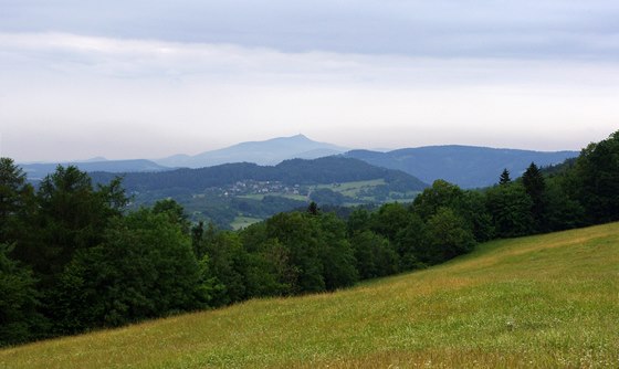 Jetd z Kozákova, v popedí Besedice a Sokol