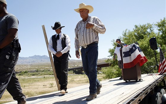 PROJEV. Cliven Bundy odchází z tiskové konference, na ní nahlas pemýlel, zda