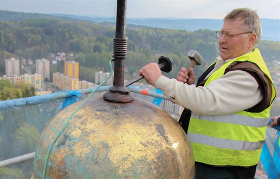 Makovici s hrotnicí spustili na lanech z ve zámku