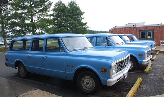 Chevrolety Suburban C10 v areálu NRAO v Green Bank, Západní Virginie, USA