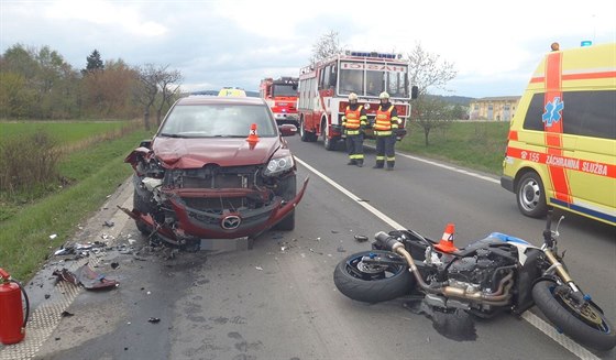 Nehoda tí motocykl a osobního auta na Bruntálsku (21. dubna 2014)