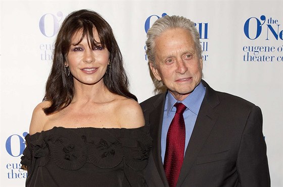 Catherine Zeta-Jonesová a Michael Douglas na udílení Monte Cristo Awards (New...