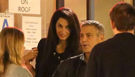 Amal Alamuddinová a George Clooney na veei s páteli (27. bezna 2014)