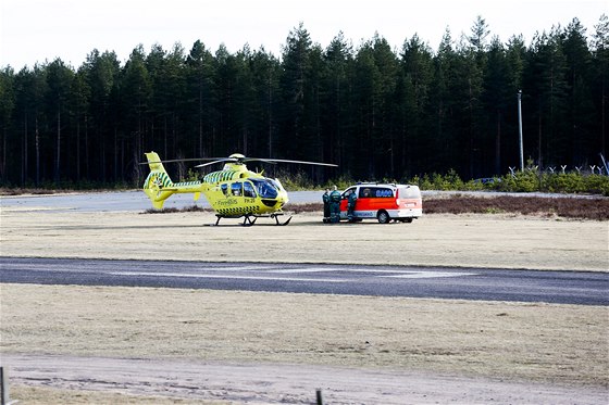 Na místo pádu u msta Jämijärvi okamit vyrazili záchranái s helikoptérou
