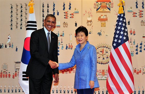 Americký prezident Barack Obama a prezidentka Jiní Koreje Pak Kun-hje pózují