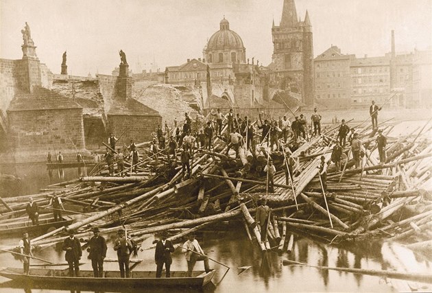 Historický snímek ukazuje rozbitý Karlv most po povodni v roce 1890