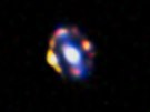 Zatím nejvzdálenější případ gravitační čočky zachycující obraz galaxie z doby... Zatím nejvzdálenější případ gravitační čočky zachycující obraz galaxie z doby...