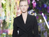 ern oblek s klasickm sakem "Bar" na pehldce Dior jaro - lto 2014