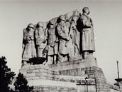Stalinv pomnk na prask Letn byl dokonen v roce 1955 a stl tam do roku...