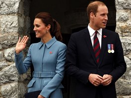 Královna chce na Kate vidt delí sukn, hlásaly titulky jet ped zaátkem...
